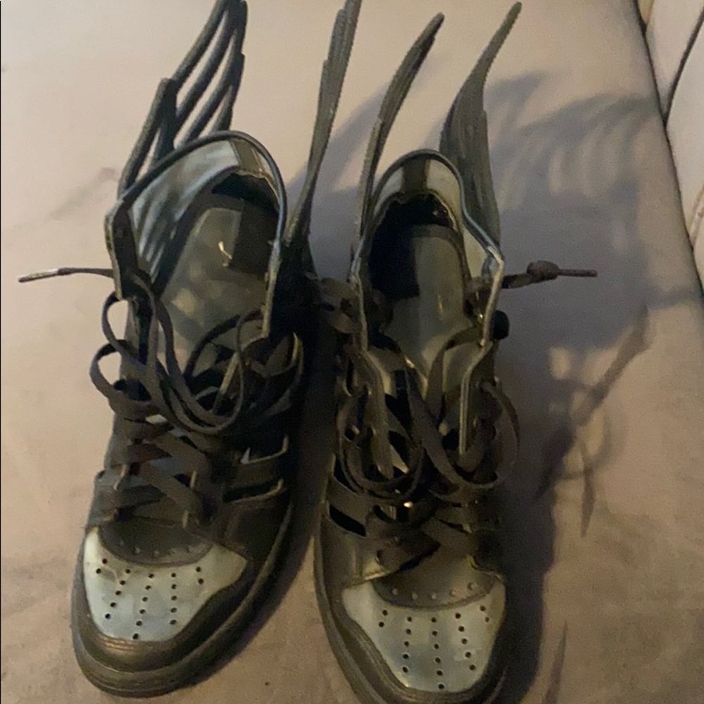 Gym shoes